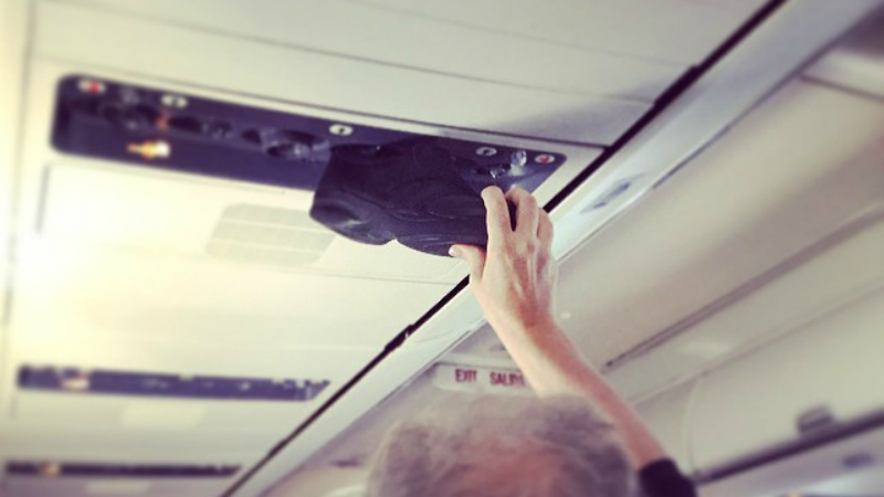 Cause airing out your shoe is completely normal. (Passenger Shaming / Instagram)